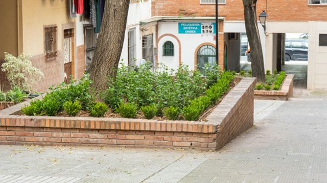 El Ayuntamiento acomete una actuación de mejora y embellecimiento de las zonas ajardinadas de los pasajes Salvador Allende y Simón Bolívar