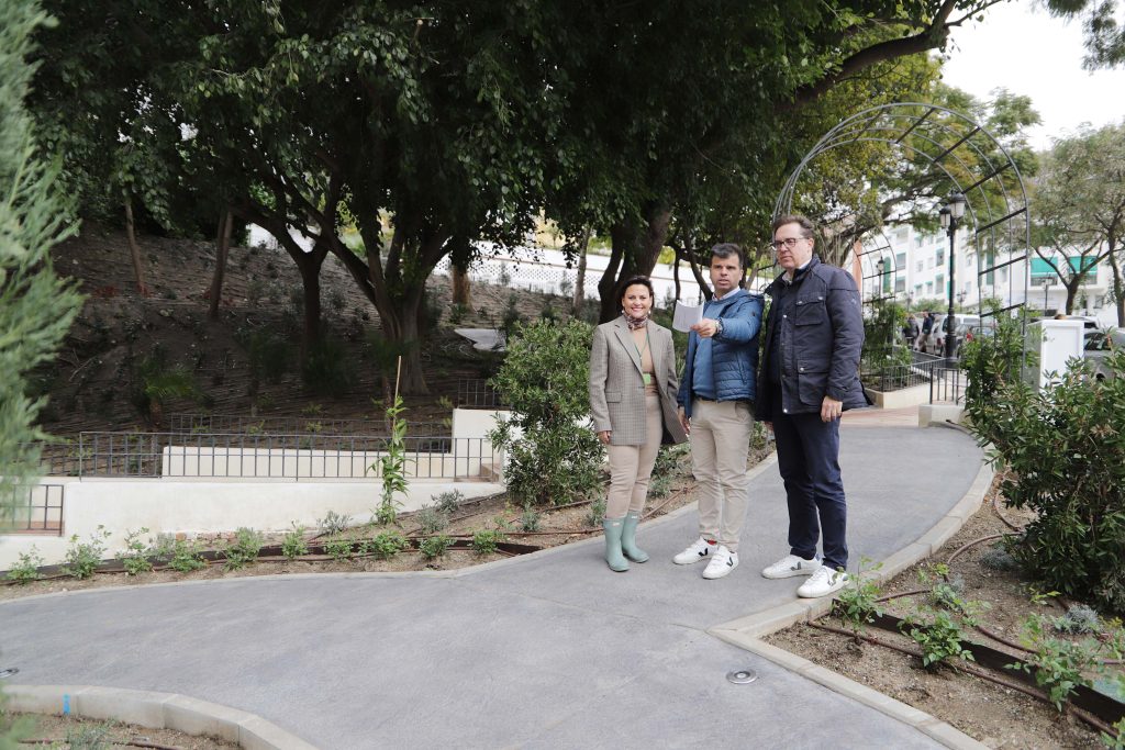 El Ayuntamiento culmina los trabajos que han transformado el parque de calle Valentuñana en un ‘Jardín de los Sentidos’ con más de 1.000 metros cuadrados de zona verde y alrededor de 3.000 arbustos